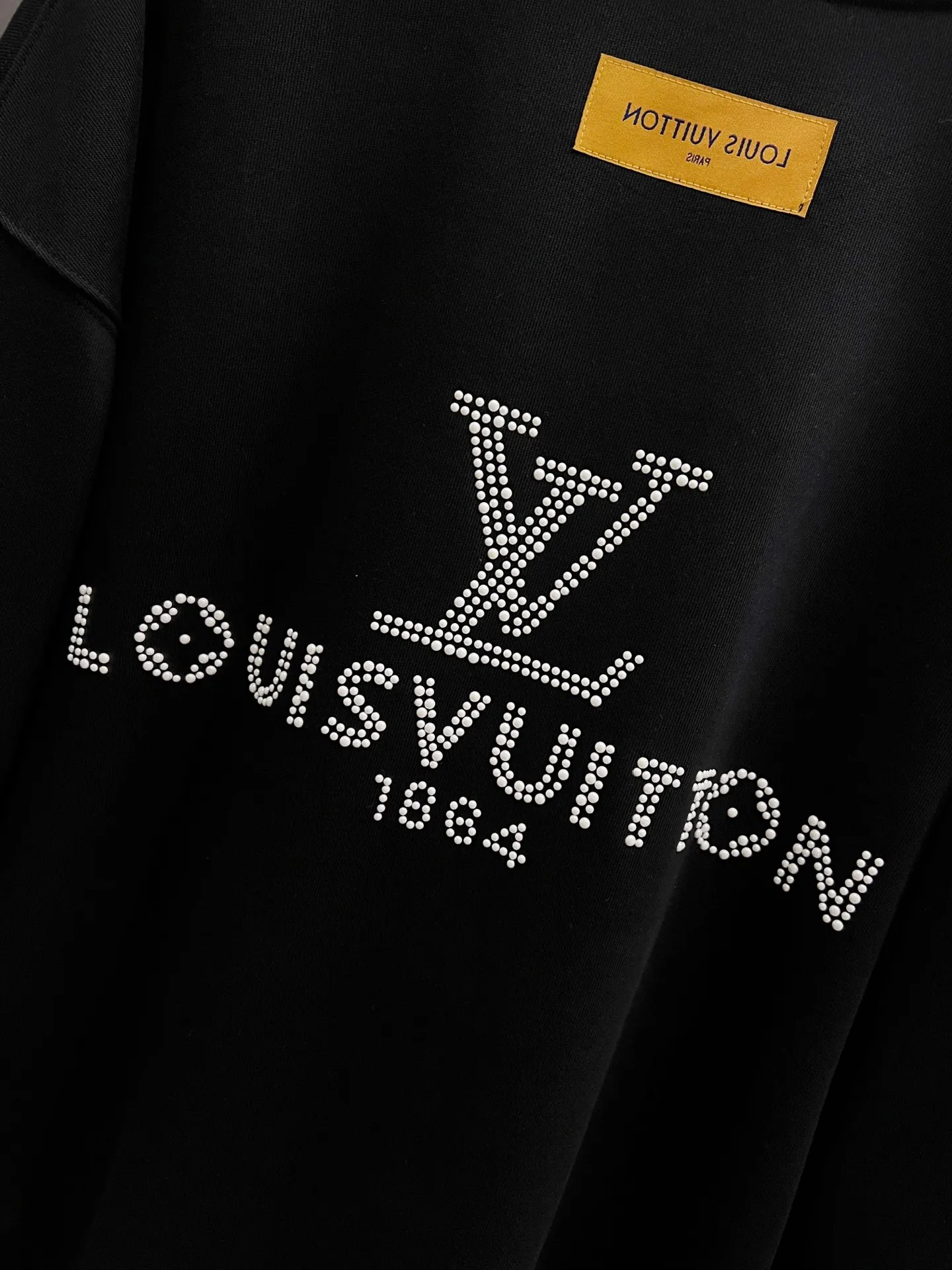 🅿️260 1v Louis*2025 new autumn and winter round neck long-sleeved sweatshirt, large V letter pearl diamond craft design, high-end version! Highly breathable and comfortable, customized double yarn plain cotton fabric. Short-sleeved T-shirt. Same style for men and women. Sizes S M L XL XXL Five sizes black white